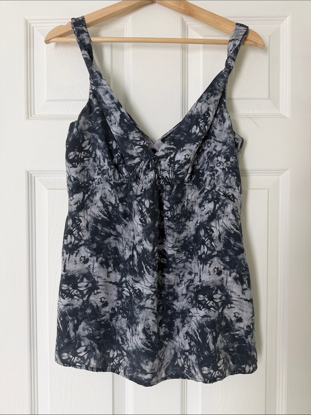 Banana Republic 100% Silk Blue Tone Tie-Dye V-Neck Camisole Size M